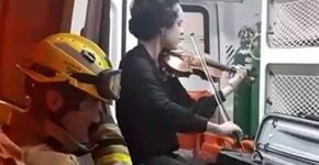 Mulher sofre acidente e, em agradecimento, toca violino para bombeiros