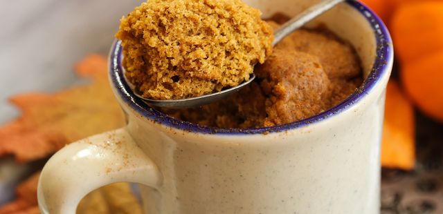 Bolo de paçoca na caneca: pronto em minutos e irresistível