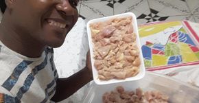 Vendedor de churrasquinho tenta doar carne que não usará