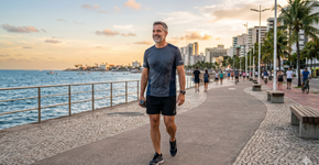 A partir dos 55 anos, você deve caminhar todos os dias por pelo menos 20 minutos, dar preferência as escadas, fazer alongamentos leves e trabalhar seu equilíbrio