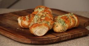 Rápido e fácil: aprenda como fazer Pão de Alho Caseiro