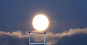 Fotógrafo brinca com perspectiva e  faz pessoas próximas da lua