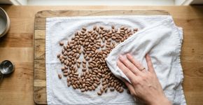 Por que se deve secar o feijão no pano antes de levar à panela de pressão: um passo que evita espuma escura e caldo