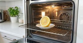 Colocar uma fatia de limão no forno desligado: para que serve e quando fazer isso