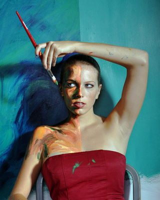 A artista transforma modelos em quadros