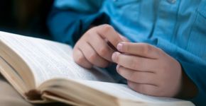 Projeto de incentivo à leitura para crianças pequenas une famílias e escola