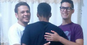 Casal gay adota adolescente que esperava há seis anos por um lar