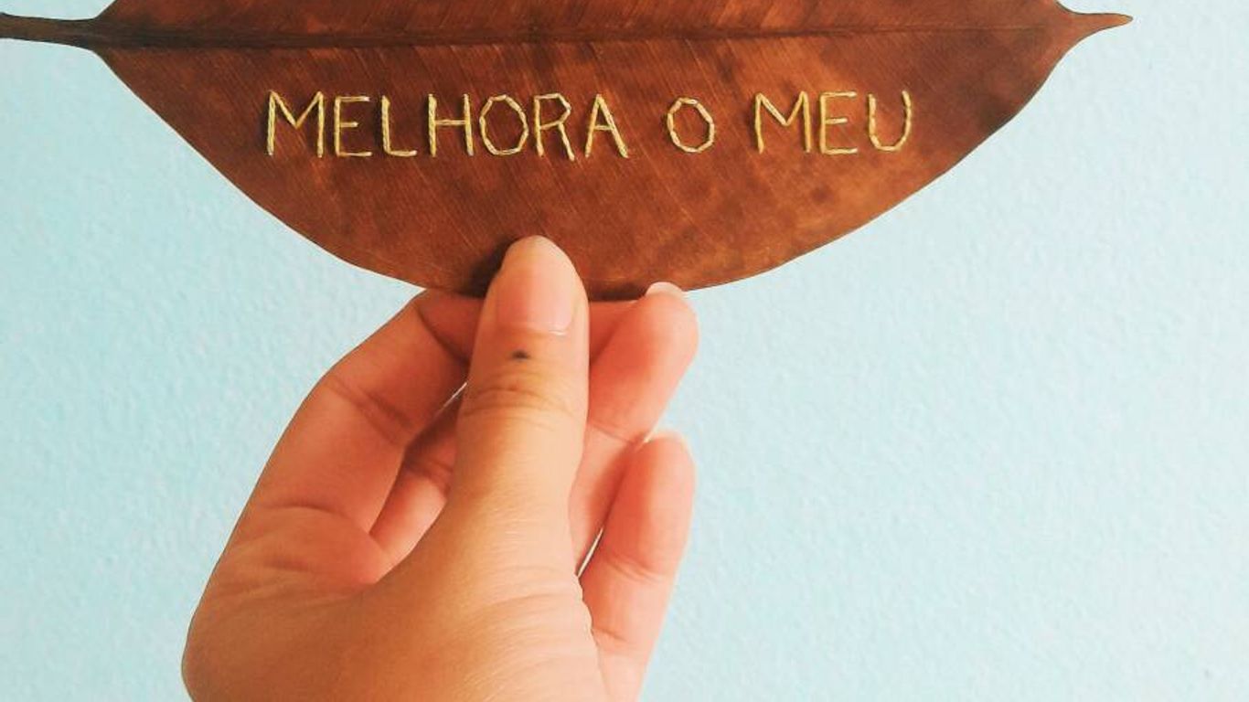 Poesia das árvores: Camélia borda palavras delicadas em folhas secas