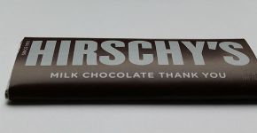 Ilustrador transforma barra de chocolate em currículo