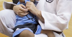 Judoca amamenta filho durante competição e encanta a internet