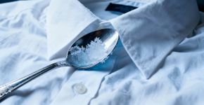 O truque da colher no freezer que desamassa camisas sem ligar o ferro de passar