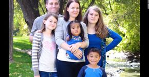 Em história inspiradora, família adota criança sem membros