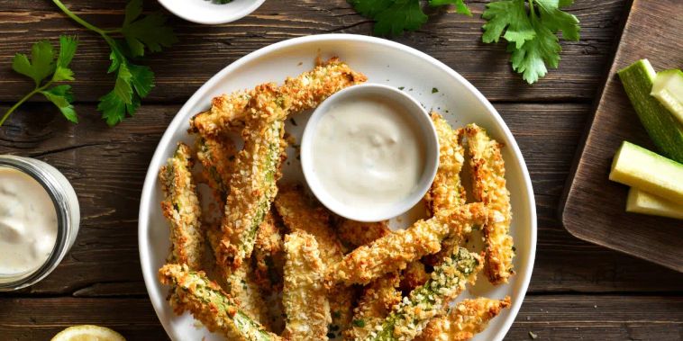 Featured main: Palitos de abobrinha na air fryer: aprenda essa receita prática e crocante para o aperitivo de sábado