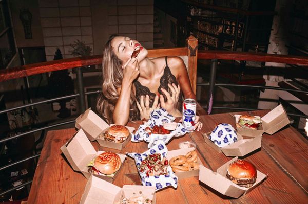Junk food e sensualidade em ensaio arrebatador