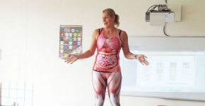 Professora se fantasia para ensinar anatomia em colégio
