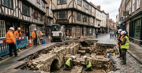 Um buraco se abriu no meio de uma rua inglesa e a obra de emergência terminou revelando um dos maiores hospitais medievais do norte da Inglaterra