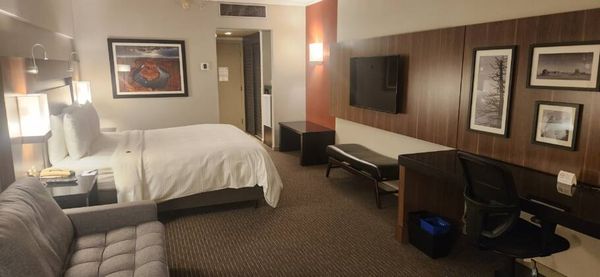 O quarto é amplo e tem uma das camas mais confortáveis da hotelaria nacional 