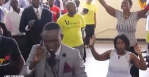 Por celular, pastor recebe orientações de Deus e vídeo viraliza