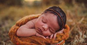 Fotos registram aborígenes em seus rituais sagrados de maternidade; veja
