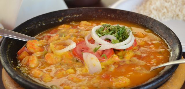 Moqueca de camarão cremosa que vai transportar você direto para a Bahia