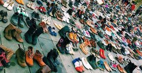 Sapatos ocupam lugar de manifestantes após marcha ser cancelada em Paris