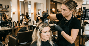 O que adicionar à tintura de cabelo: um truque secreto entre cabeleireiros para garantir que a cor dure mais tempo