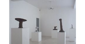 Exposição de gesso e argila