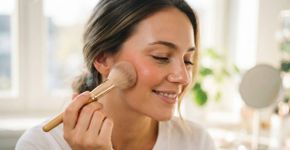 A maquiagem e o skincare estão cada vez mais no mesmo frasco: bases, blushes e corretivos ganham fórmulas que tentam fazer duas coisas ao mesmo tempo