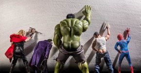Fotógrafo cria divertidas fotos com Action Figures de Super Heróis