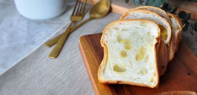 Prepare uma deliciosa torrada de pão de queijo com 4 ingredientes