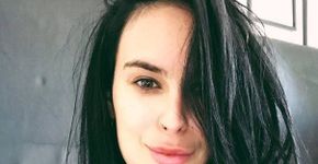 Filha de Demi Moore e Bruce Willis celebra sobriedade
