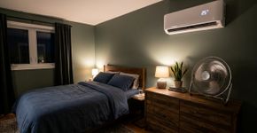 Ar-condicionado no 18 °C durante a noite inteira não é necessário para manter o quarto fresco: em Singapura, a recomendação é usar 25 °C ou mais e recorrer ao ventilador depois que o ambiente esfriar