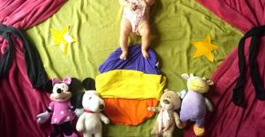 Brasileira monta cenários divertidos em casa para fotografar a filha