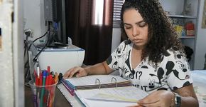 Jovem faz faxina em cursinho e passa em duas faculdades
