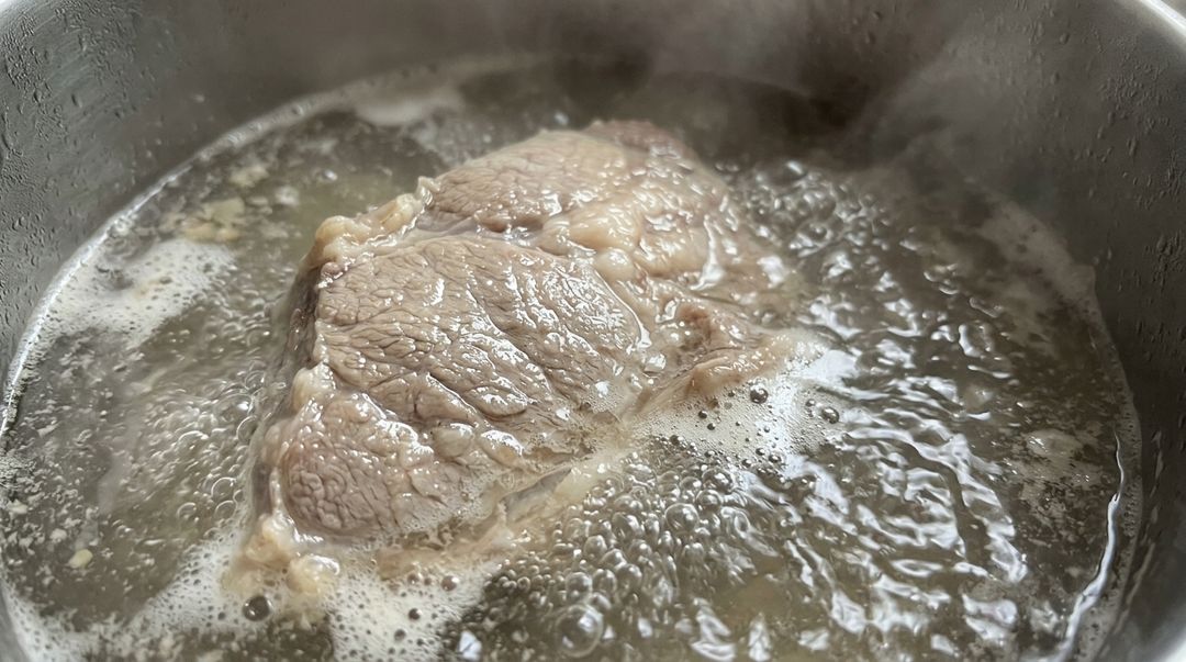 Cozinhar a carne em água mantém a temperatura superficial baixa e impede o processo de escurecimento saboroso.