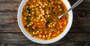 Sopas para o jantar: 4 receitas saudáveis e ricas em proteínas para variar o cardápio