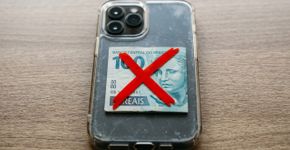 Levei muito tempo para descobrir por que não se deve guardar dinheiro na capinha do celular