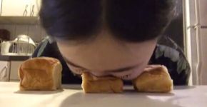 Mulher faz sucesso na internet ao amassar pães com o rosto
