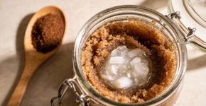 Receita poderosa de esfoliante caseiro de açúcar mascavo e óleo de coco para maciez absoluta