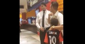 Segurança impede que cliente compre comida à criança em shopping