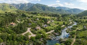 Tem 2.000 habitantes, mas recebe milhares de turistas por ano: a aldeia cercada por bosques, riachos e cachoeiras que parece saída da Suíça