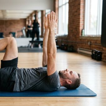 Featured mobile: O exercício dead bug treina o tronco sem fazer abdominais rápidos, mas só funciona bem quando a lombar permanece controlada durante o movimento