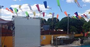 Sessão de cinema dentro da piscina é aposta de verão do Sesc