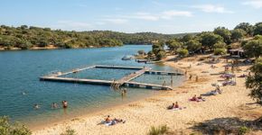 Areia branca e piscinas flutuantes: o paraíso que está conquistando seus visitantes com paisagens lindas