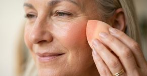 Aprenda uma maquiagem que rejuvenesce com as famosas: a técnica de aplicar blush em camadas e como ter uma postura elegante