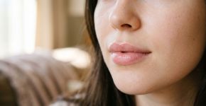 3 dicas para tratar lábios escuros e restaurar a cor rosada natural