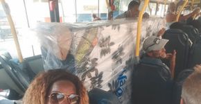 Casal compra cama box e entra no ônibus com colchão e tudo no Rio