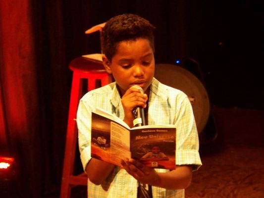 Gustavo Gomes recita poema de sua autoria