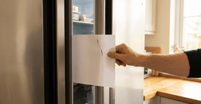 Truque da folha de papel para saber se a borracha da geladeira está deixando a conta de luz cara