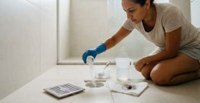 Não jogue água sanitária no ralo do banheiro com mau cheiro: este pó ajuda a neutralizar o odor em 10 minutos